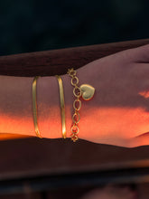 Load image into Gallery viewer, double looped golden bracelet - doppeltes goldenes Armband - pulsera de oro doble
