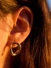 Load image into Gallery viewer, stud earring - pendiente oro - Ohrstecker gold
