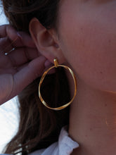Lade das Bild in den Galerie-Viewer, golden statement hoops - statement earrings - statement Ohrringe gold - pendientes oros
