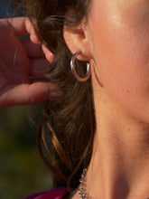 Lade das Bild in den Galerie-Viewer, twisted hoops silver earrings - Ohrringe - silberne Kreolen - pendientes plata
