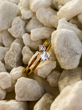 Load image into Gallery viewer, golden ring with two stones -goldener Ring mit zwei Zirkonia Steinen - anillo pro con dos piedras

